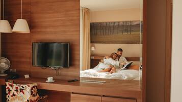 Tweepersoonskamer | Een minibar, een kluis op de kamer, een bureau, gratis babybedden
