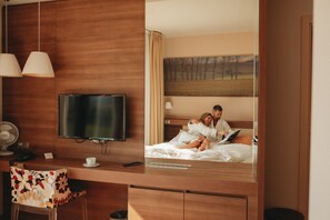Tweepersoonskamer | Een minibar, een kluis op de kamer, een bureau, gratis babybedden