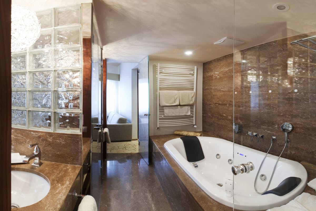 superior room (grund) | bathroom | hair dryer, towels