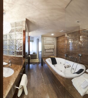 Habitación superior (GRUND) | Baño | Secador de pelo y toallas