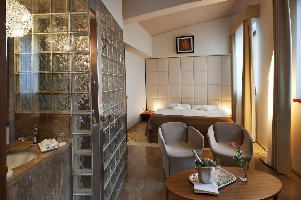 superior room (grund) | living area | tv