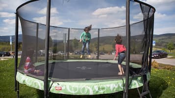 Un trampolín en un área verde con vista despejada del paisaje circundante.
