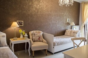 Room, 2 Twin Beds, Shared Bathroom (Alessia) | Minibar, desk, free WiFi - B&B Villa Margherita (Lecce)