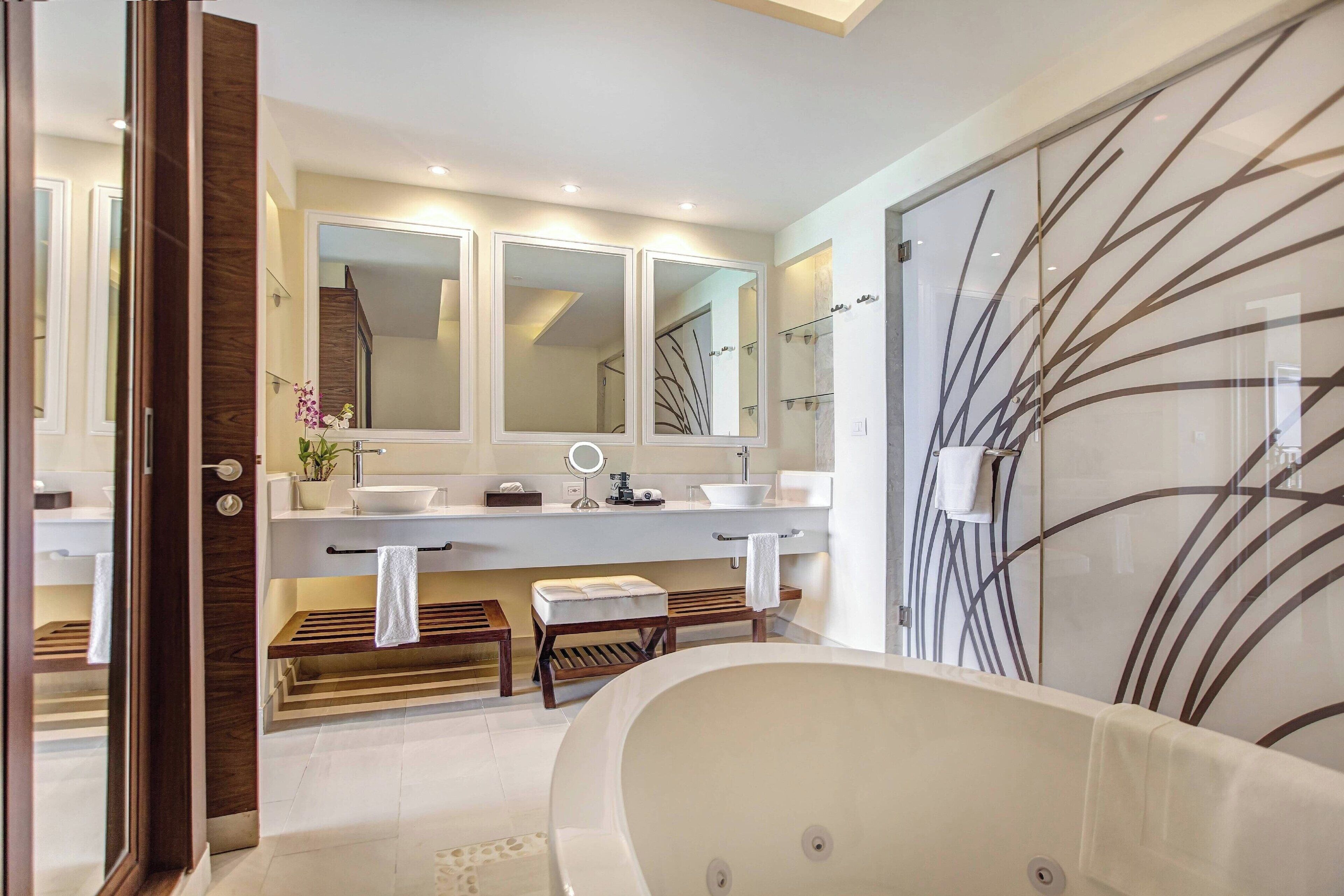 Separate bathtub and shower, deep-soaking bathtub, free toiletries
