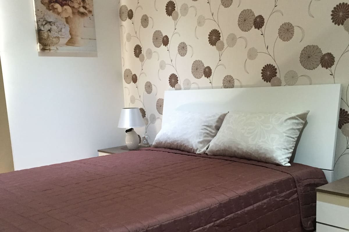 Double Room, Shared Bathroom | Individually decorated, blackout drapes, free WiFi
