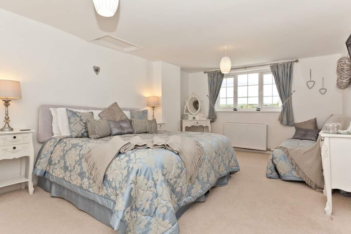 Superior Double or Twin Room, Ensuite (Porcelain)