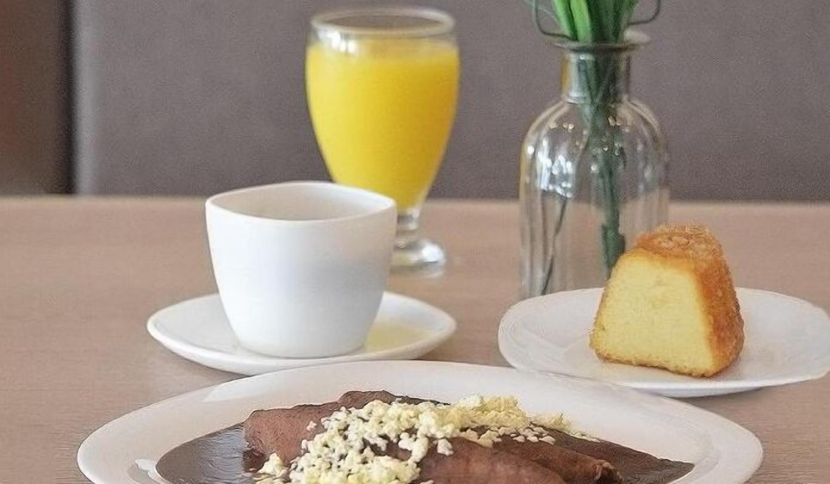 free daily cooked-to-order breakfast