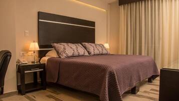 Habitación doble Confort, 1 cama King size | Caja de seguridad en la habitación y escritorio