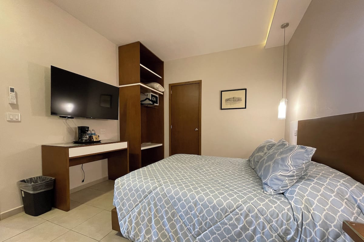 Habitación doble Confort | Caja de seguridad en la habitación y escritorio