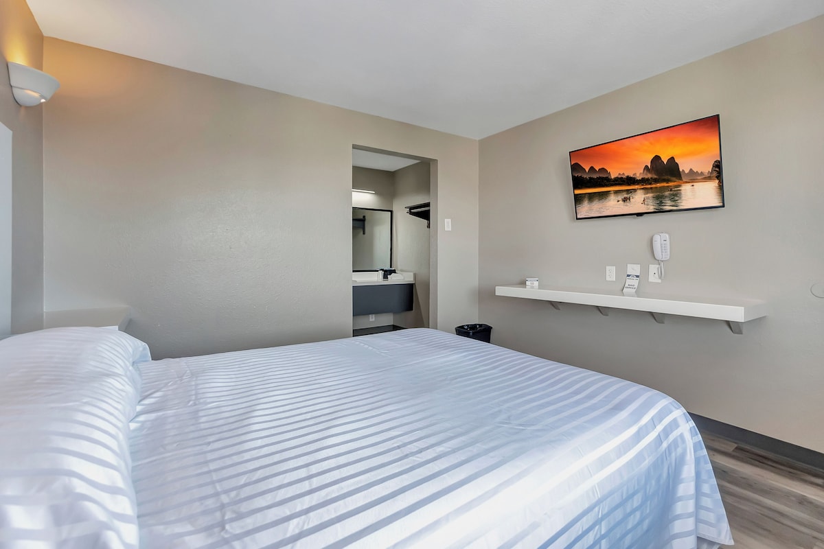 Economy Room, Mobility Accessible, Smoking | WiFi (free), bed sheets