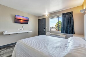 Economy Room, 1 Queen Bed, Non Smoking | Desk, free WiFi, bed sheets - Morada Inn - Near Garden Grove Park (Garden Grove)