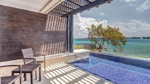 An infinity pool with a clear view of the ocean, a wooden pergola, and wicker chairs. - Royalton Negril, An Autograph Collection All-Inclusive Resort (Negril)