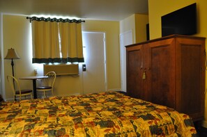 Habitación, 1 cama matrimonial | Área de sala de estar | Televisión