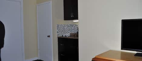 Chambre, 2 lits doubles | Coin séjour | Télévision