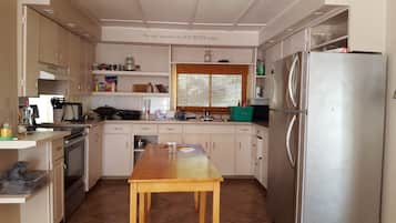 Chalet, 4 Bedrooms | Private kitchen | Fridge, microwave, oven, stovetop