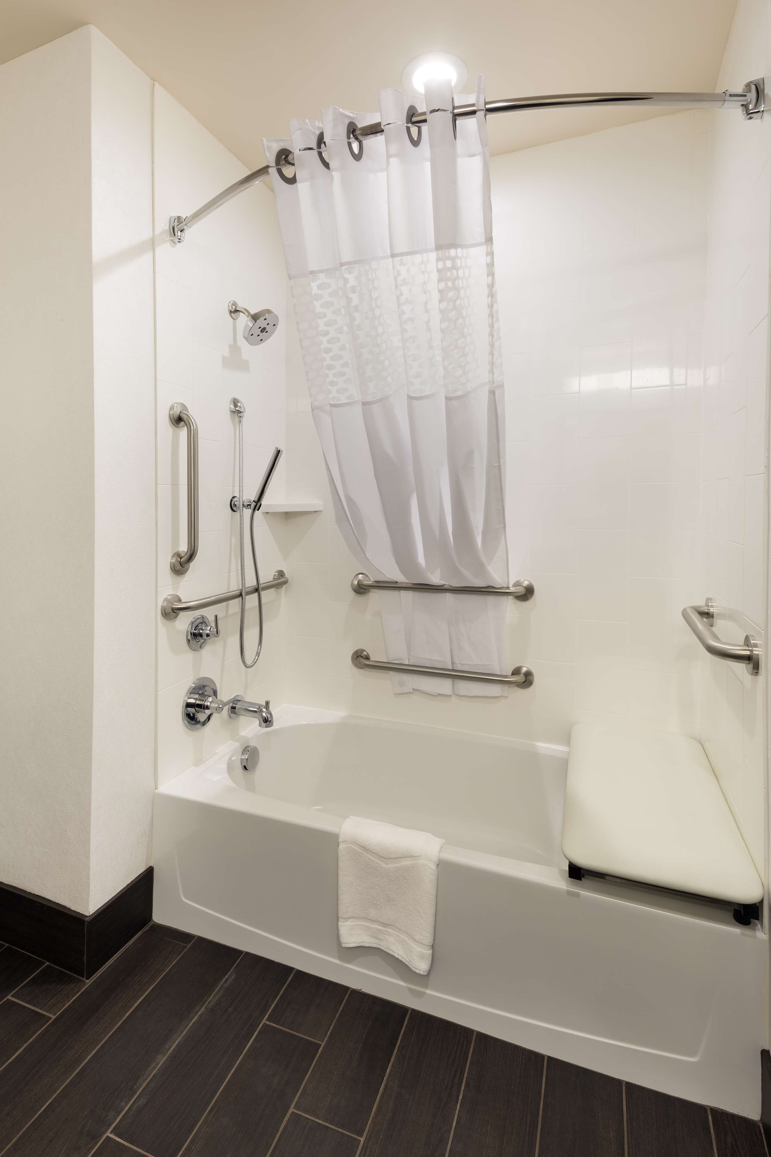 jetted bath, free toiletries, hair dryer, towels