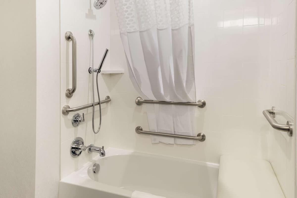 jetted bath, free toiletries, hair dryer, towels