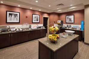 Buffet déjeuner gratuit tous les jours