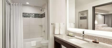 Un baño moderno con ducha, inodoro y lavabo.