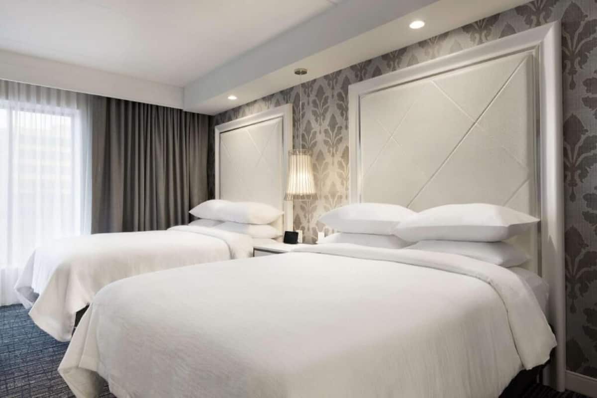 Minibar, in-room safe, laptop workspace, blackout drapes