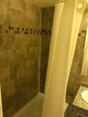 Chambre, 1 très grand lit, bain à remous | Salle de bain