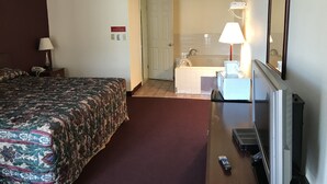 Chambre, 1 très grand lit, baignoire à remous | Accès au Wi-Fi (inclus), literie fournie
