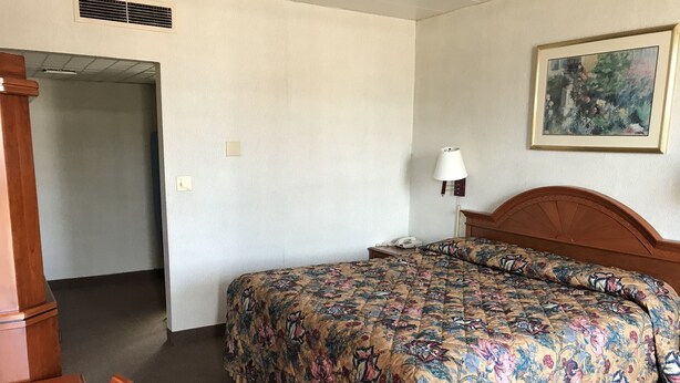 Room - Western Inn (Erie)