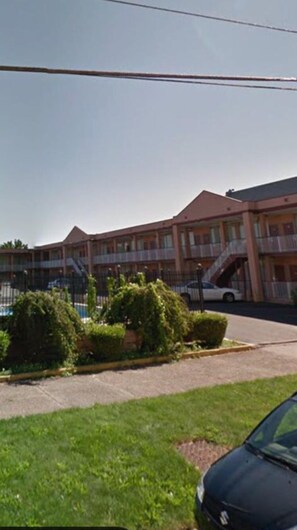 Exterior - Western Inn (Erie)