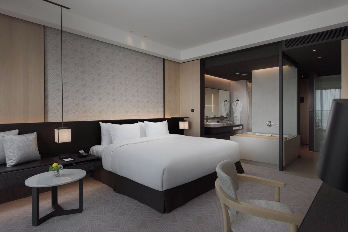 Standard Room, 1 King Bed, Balcony | Premium bedding, down comforters, pillowtop beds, in-room safe