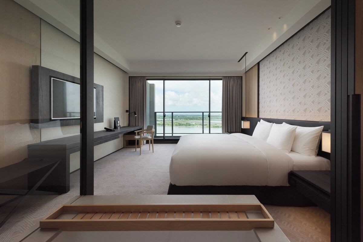 Standard Room, 1 King Bed, Balcony, River View | Premium bedding, down comforters, pillowtop beds, in-room safe