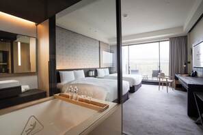 Rom – standard, 2 dobbeltsenger, balkong, elveutsikt | Utsikt fra rommet