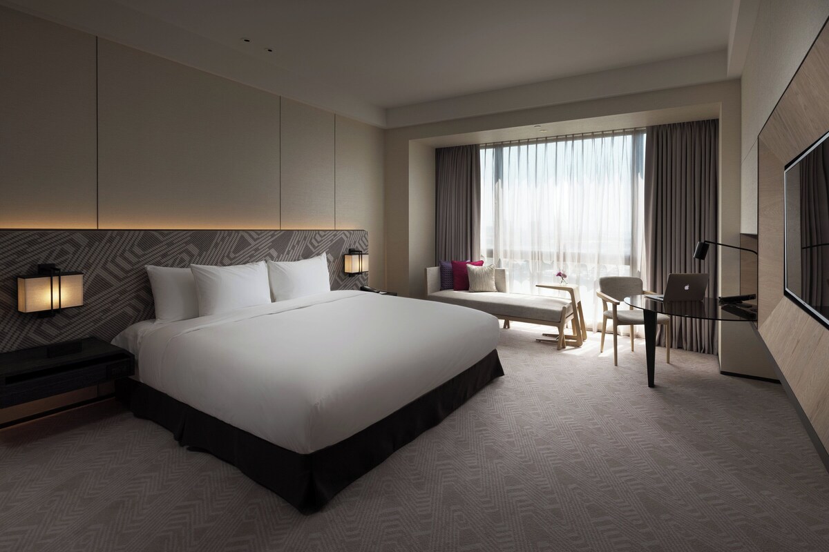 Standard, 1 King Bed | Premium bedding, down comforters, pillowtop beds, in-room safe