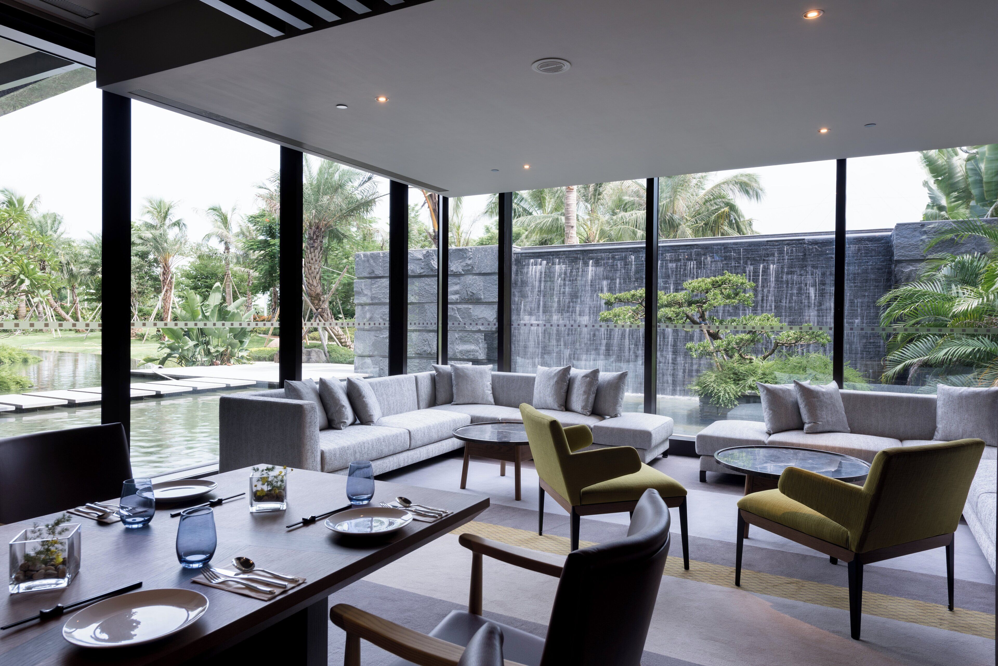 4 restaurants, breakfast, lunch, dinner served; international cuisine