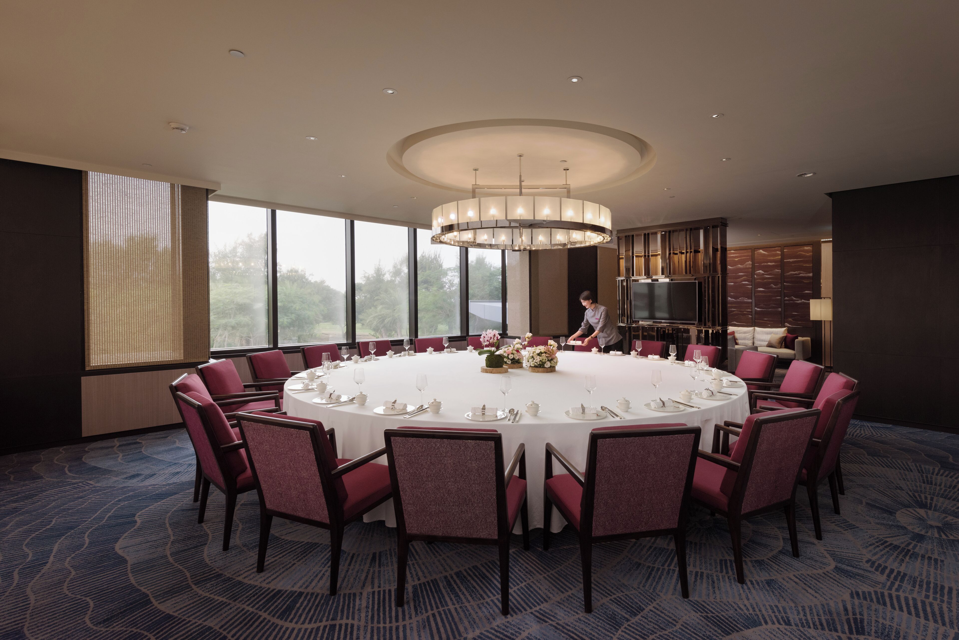 4 restaurants, breakfast, lunch, dinner served; international cuisine