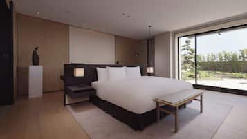 Un dormitorio moderno con una cama grande, mesitas de noche y vistas al exterior.