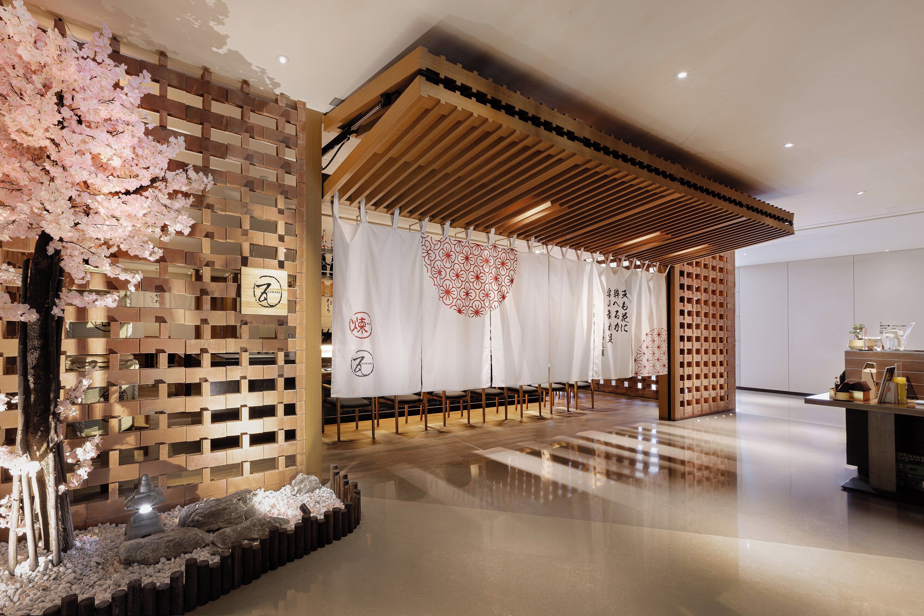 4 restaurants; breakfast, lunch, dinner and brunch served 