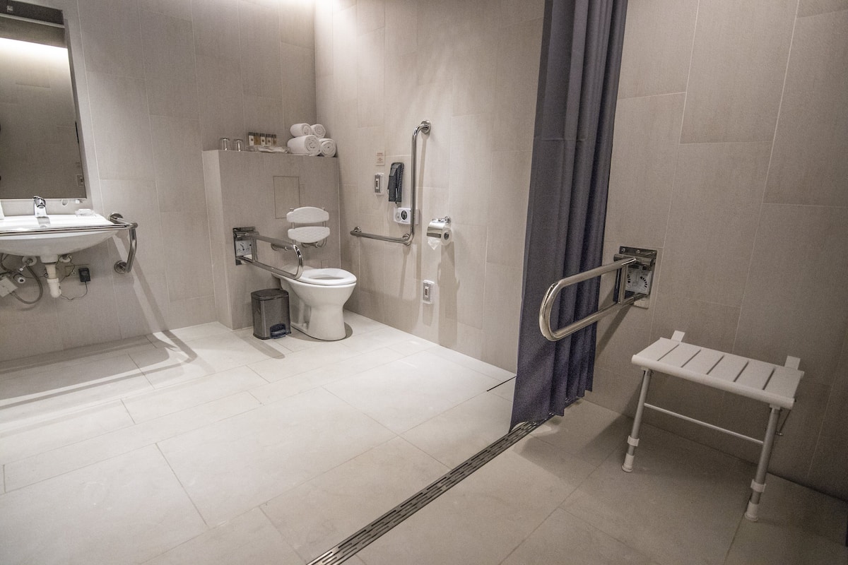 Chambre Standard, 1 très grand lit, accessible aux personnes à mobilité réduite | Salle de bain