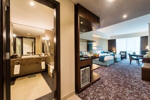 Down duvets, Select Comfort beds, minibar, in-room safe - Golden Tulip Doha (Luxury City Hotel) (Doha)