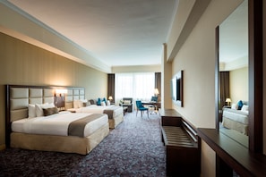 Dundyner, senger med Select Comfort-madrass, minibar og safe på rommet