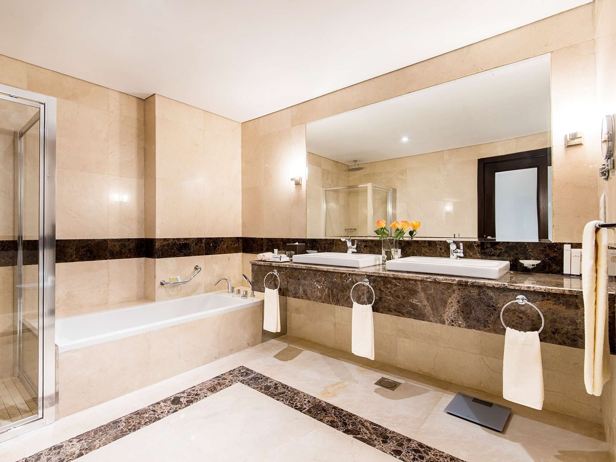 executive twin room, 2 single beds | bathroom | combined shower/bathtub, rainfall showerhead, eco-friendly toiletries