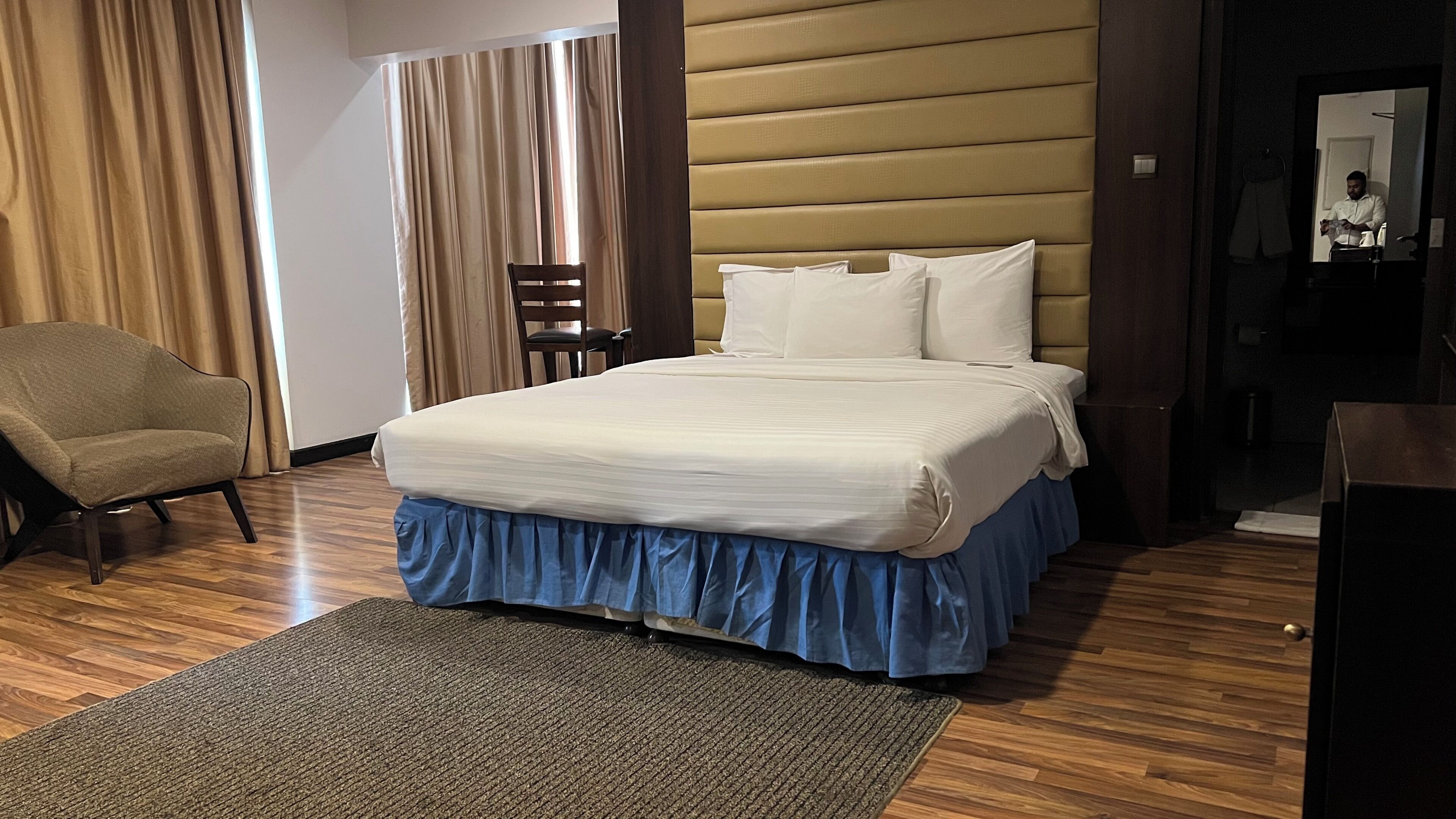 Executive kamer, 1 kingsize bed, balkon | Een minibar, een kluis op de kamer, een strijkplank/strijkijzer