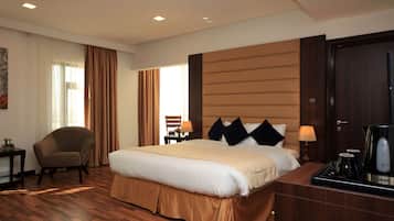 Standaard kamer, 1 kingsize bed, uitzicht op de stad | Een minibar, een kluis op de kamer, een strijkplank/strijkijzer