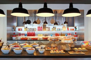 Breakfast, lunch and dinner served  - citizenM London Shoreditch (London)