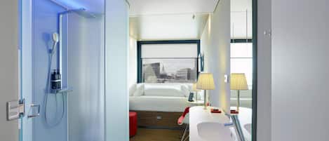 King Room | Bathroom | Shower, hydromassage showerhead, eco-friendly toiletries, hair dryer