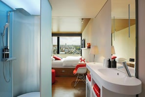 Ropa de cama de alta calidad, camas con pillow-top y escritorio