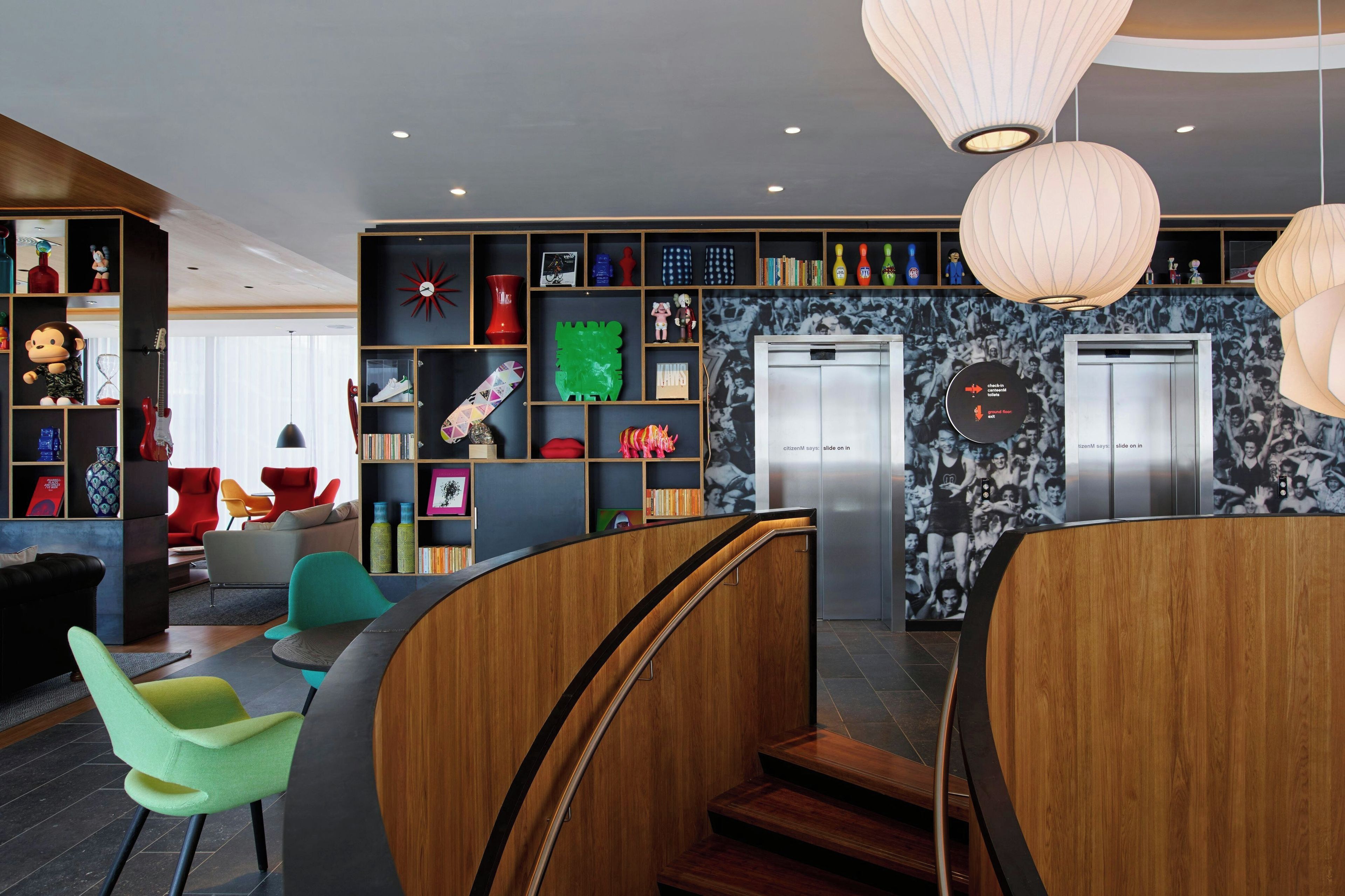 Lobby lounge