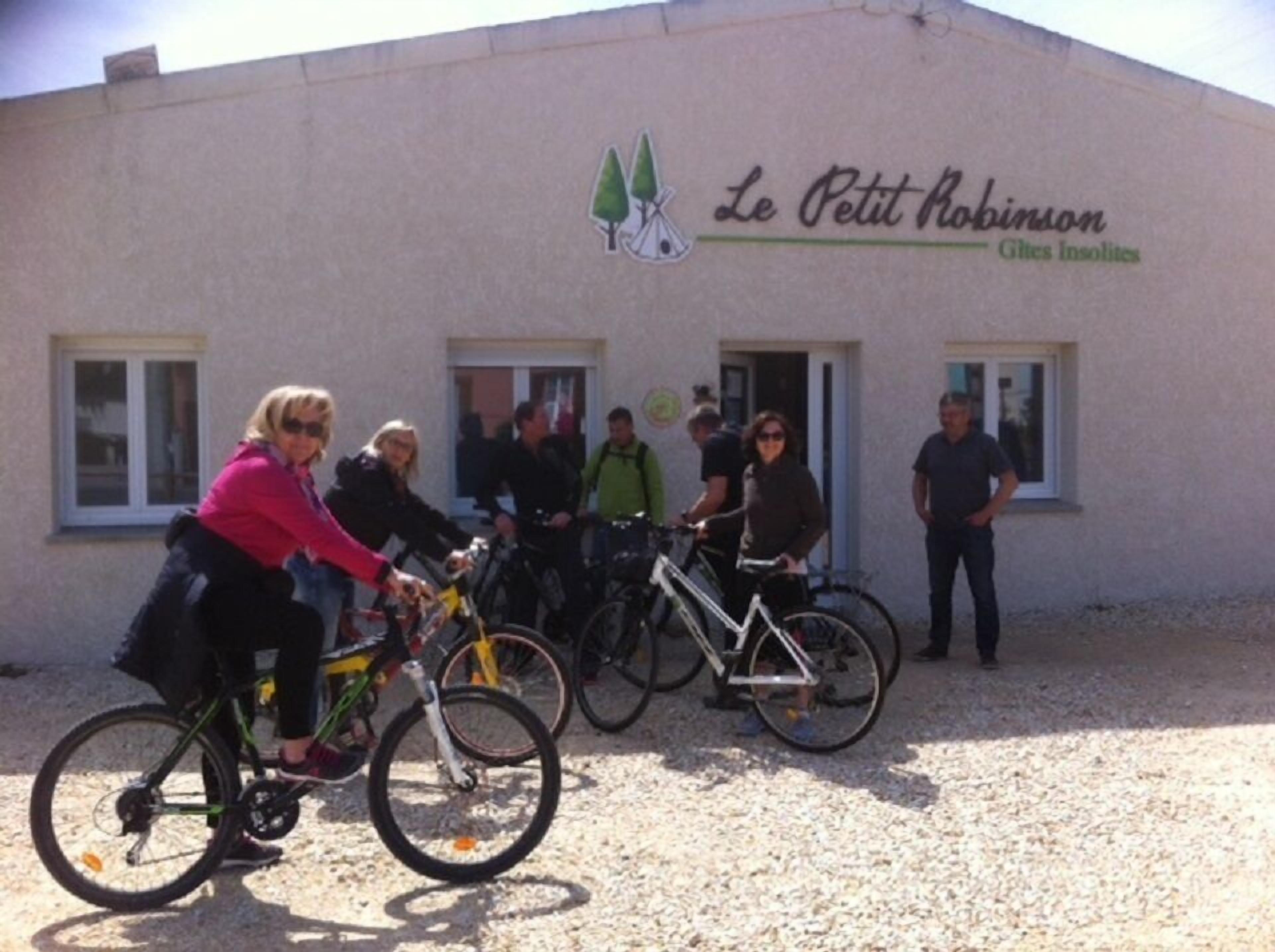 Un bâtiment sur lequel on peut lire l’inscription « Le Petit Robinson, hébergements insolites », et qui arbore un logo représentant un lapin.
