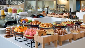 Un bufé con diversos alimentos y una escalera al fondo.