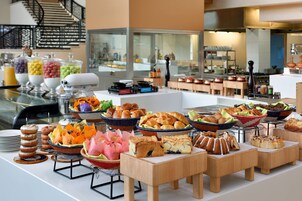 Desayuno buffet diario (USD 23 por persona)