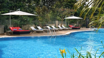 Außenpool, geöffnet von 06:00 Uhr bis 19:00 Uhr, Sonnenschirme